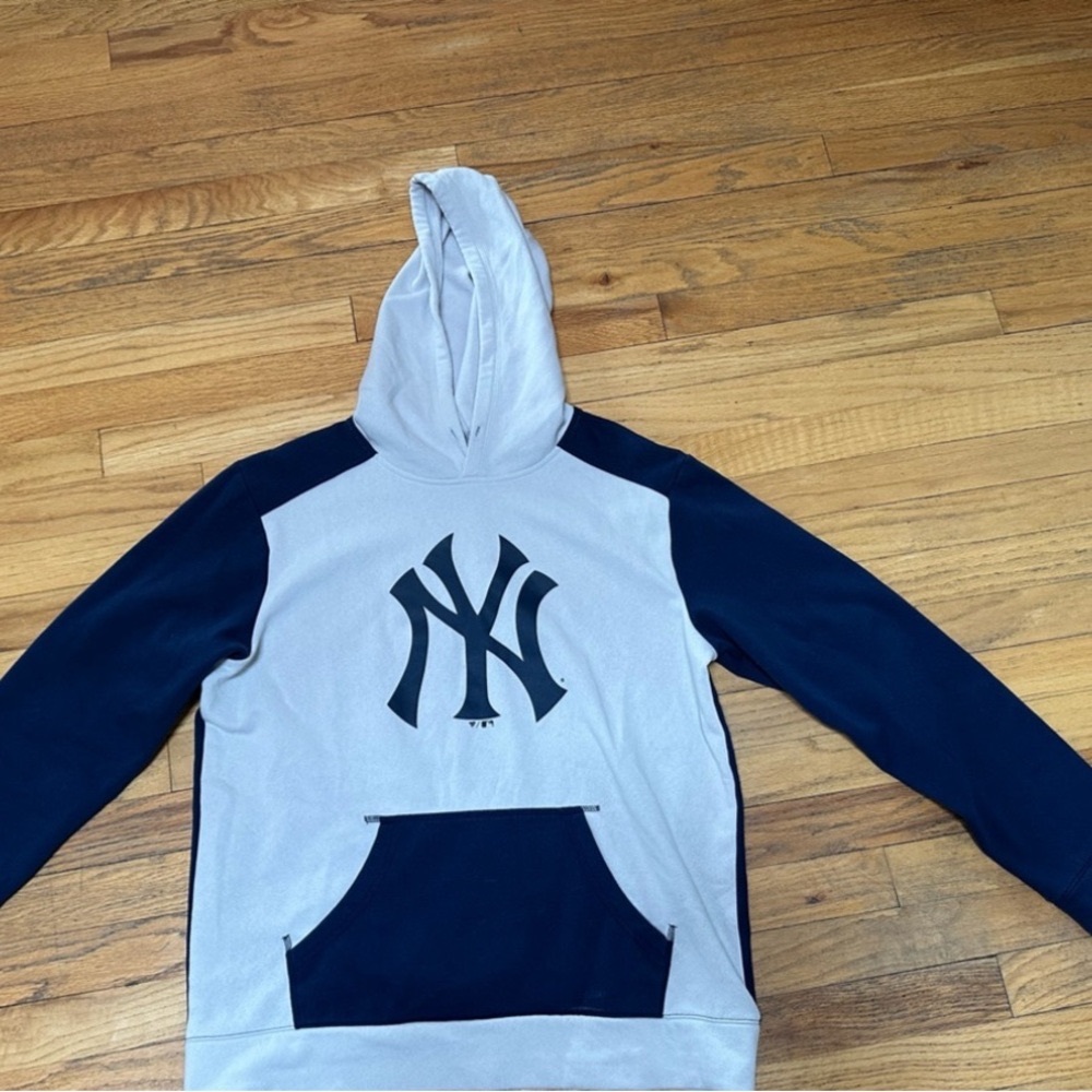 New York Yankees Gray and Navy Hoodie-Medium
Under armour gray jogger- Large